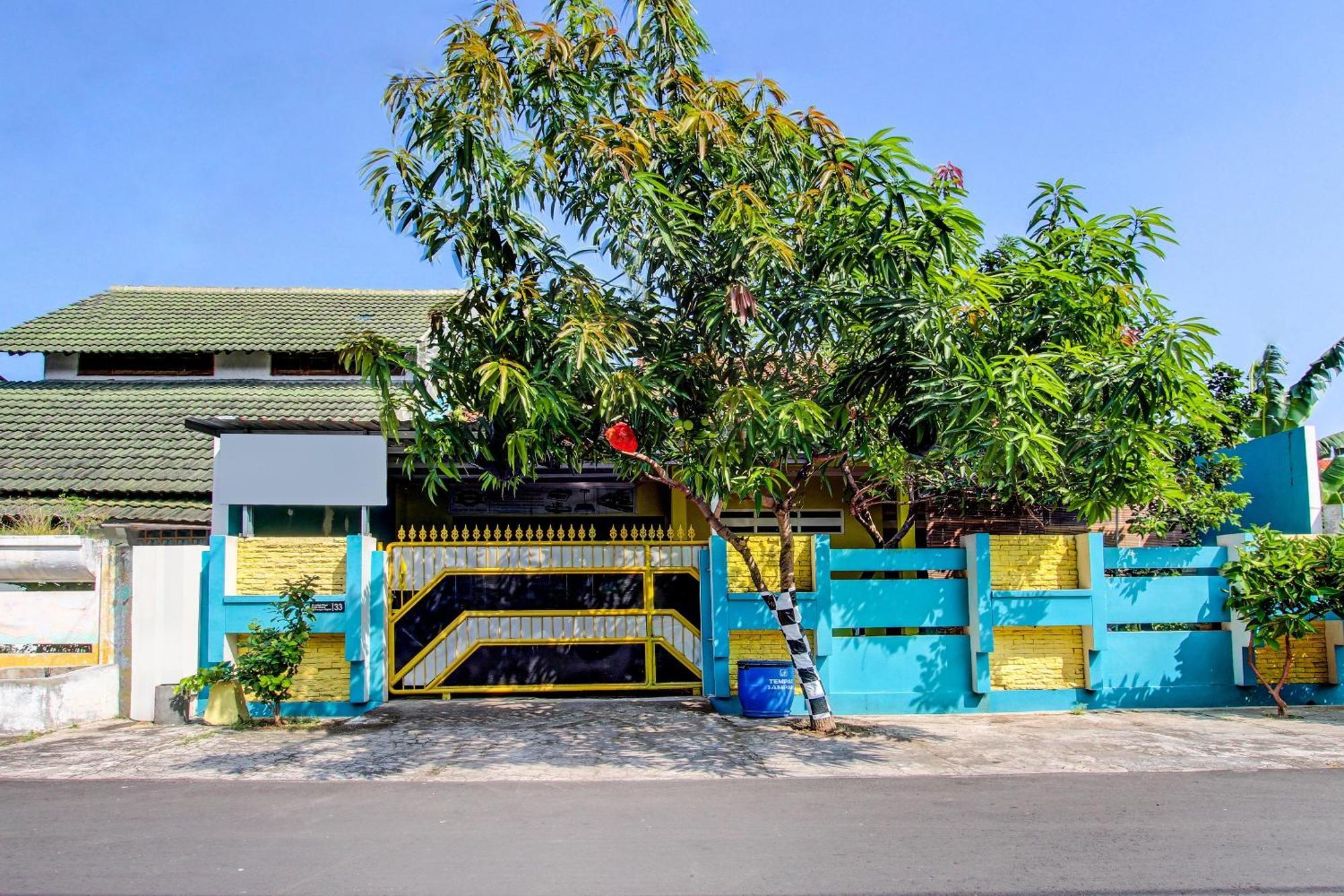 Spot On 92611 Lobak Capsulenearayam Goreng Terowongan Hotel Alastuwo